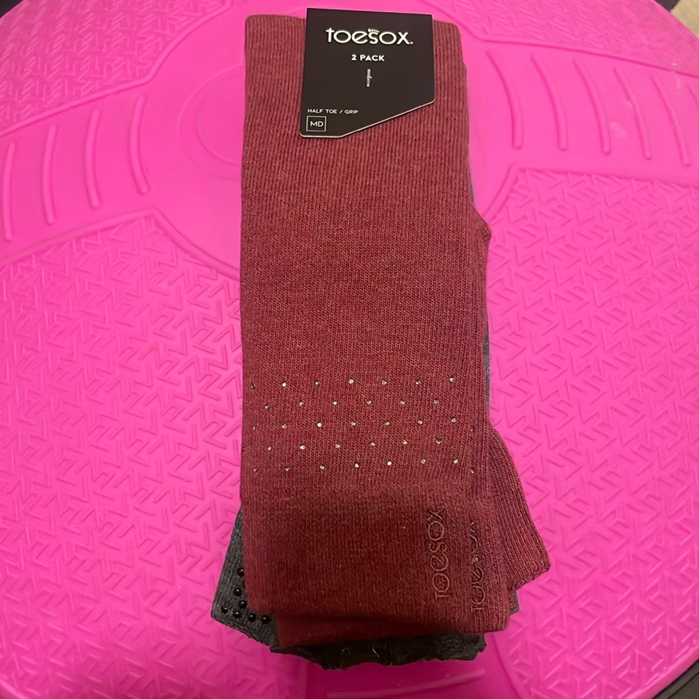 NWT 2 pack Toesox Grip socks Medium
MD: W 8.5-10.5/ M 7-9

Pilates Socks